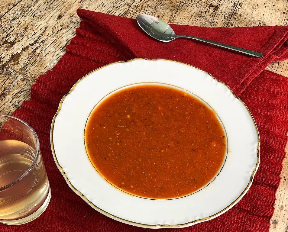 Tomato and red pepper broth soup